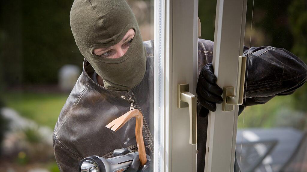 Die Diebe haben vermutlich ein Fenster aufgezwängt.