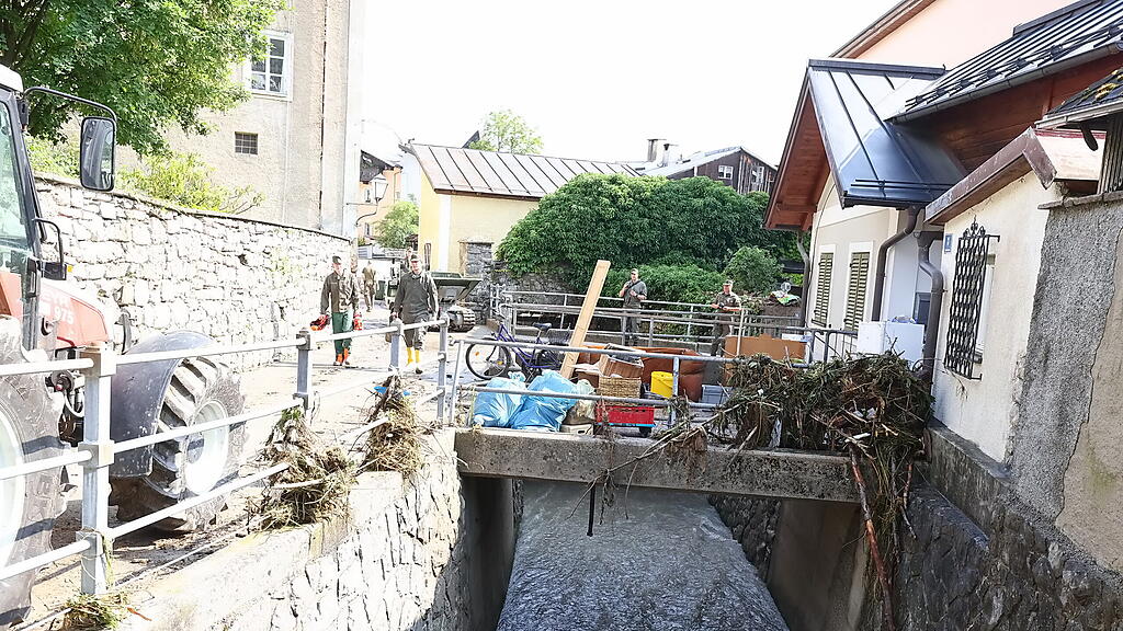 Aufr\u00e4umarbeiten in Hallein