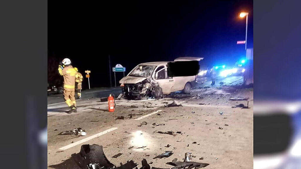 Unfall Kleinbus kontra Pkw Taxenbach