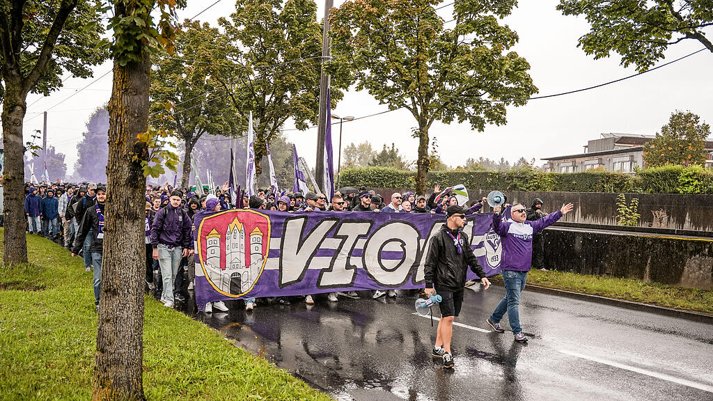 Die Fans von Austria Salzburg beim Fanmarsch vor dem Zweitliga-Spiel gegen den FC Liefering.