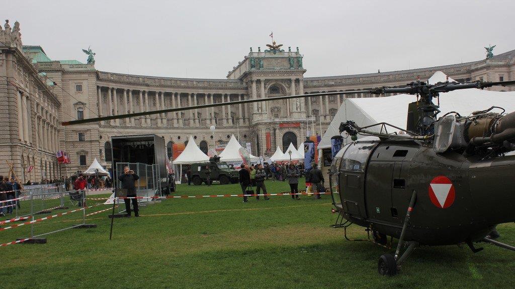 Weltrekord: Franz Müllner zieht Pandur-Radpanzer am Wiener Heldenplatz (Vienna.at)