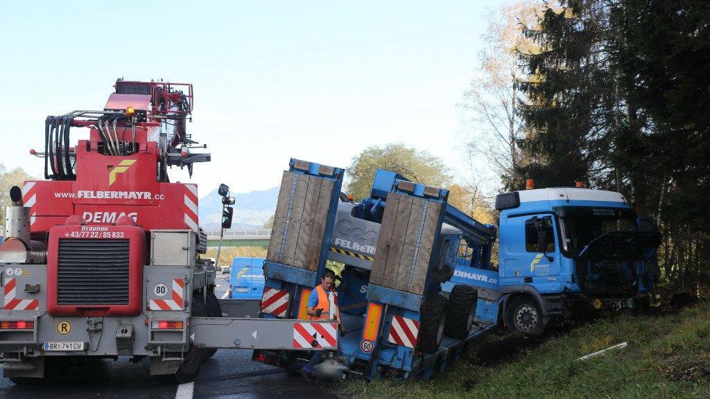 Sattelzug kracht gegen Böschung