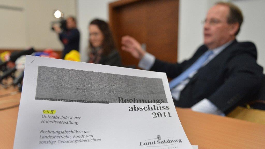 Monika R. zeigt sich der Öffentlichkeit