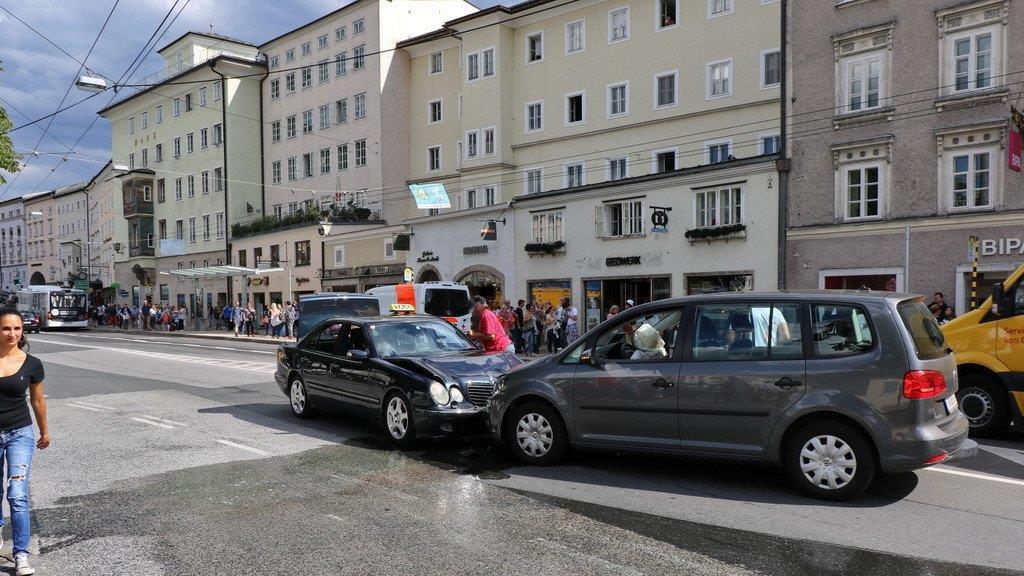 Hanusch-Platz: VW kracht gegen Taxi