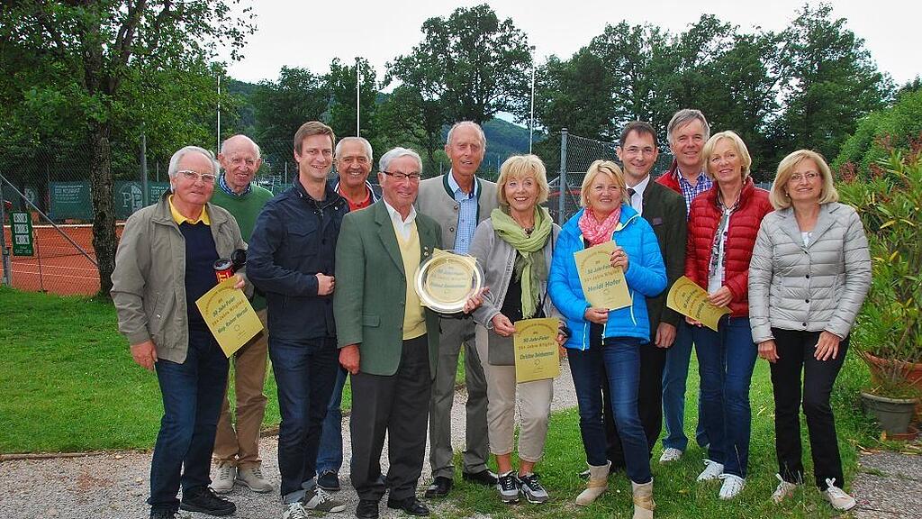 Ehrung der langjährigen Mitglieder: 3. von links Vizebürgermeister Jan Schierl, 5. Reg.-Rat Helmut Deinhammer, 6. Johann Hansel und 4. von rechts Bürgermeister DI Adi Rieger