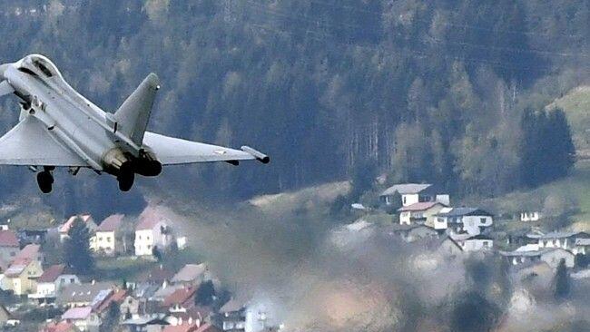 Erst bei besserer Wetterlage trainieren die Eurofighter über Salzburg.