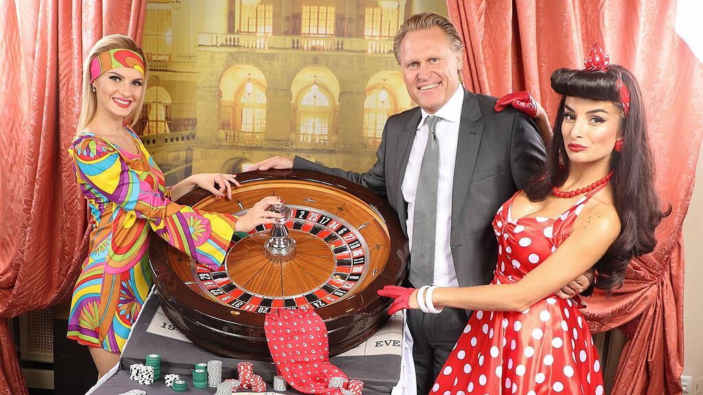 Im Schloss Klessheim drehte sich am Samstag alles um das Thema „Back to the 60ies“.