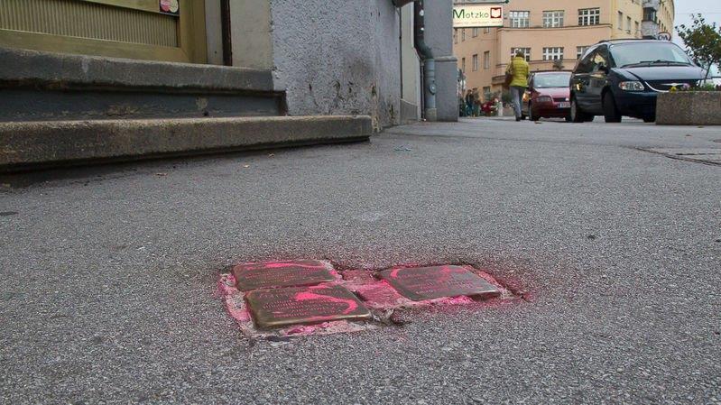 Stolpersteine beschmiert