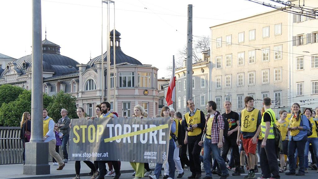 Amnesty International demonstrierte am Samstag in der Stadt Salzburg gegen Folter.