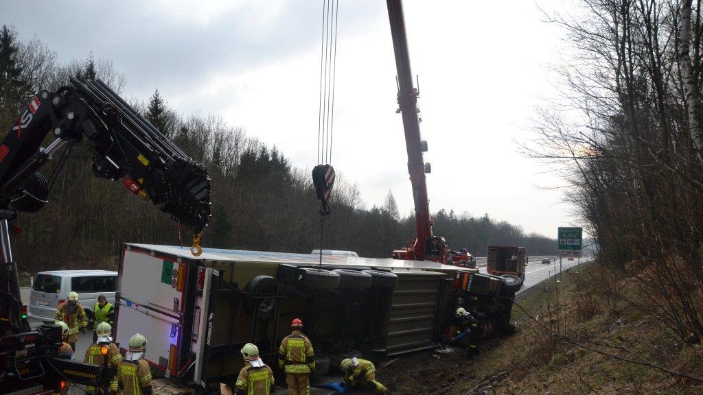 Lkw auf der A1 bei Pressbaum umgestürzt