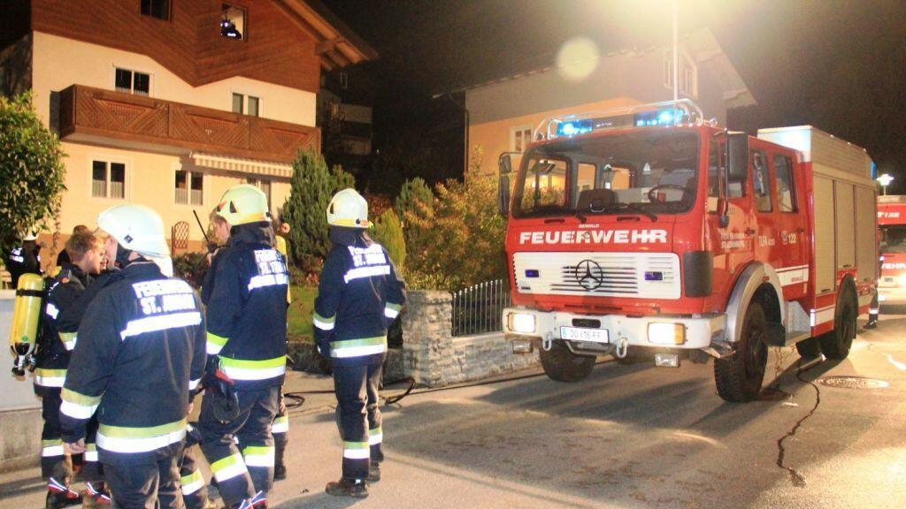 Die Feuerwehr St. Johann stand mit 37 Mann im Einsatz.