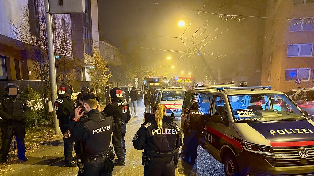Fußball-Fans randalieren in Salzburger Obus