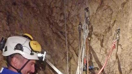 Höhlenretter säubern Riesending-Höhle