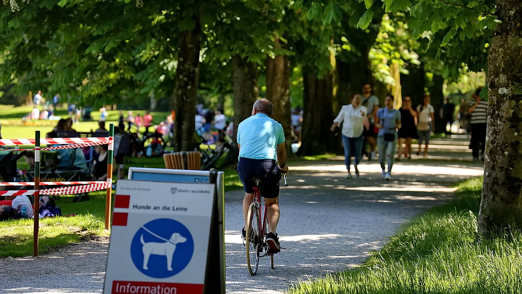Sommerwetter: Salzburger stürmen Hellbrunn
