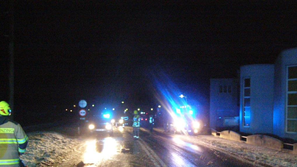 Pkw landet bei Unfall auf Gleisen