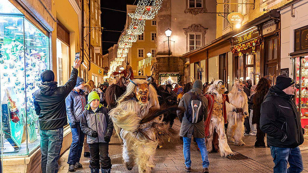 Lauf der Gr\u00f6diger Krampusse in der Altstadt