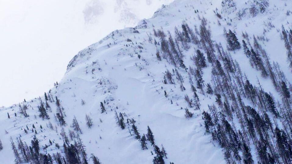 Der erst schöne Tag sei unfallträchtig, weil die Schneedecke in sehr steilen Hängen noch störanfällig ist.