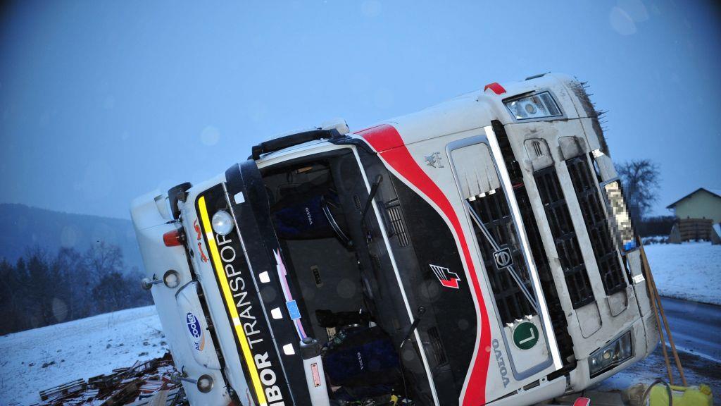 Lkw kippt um