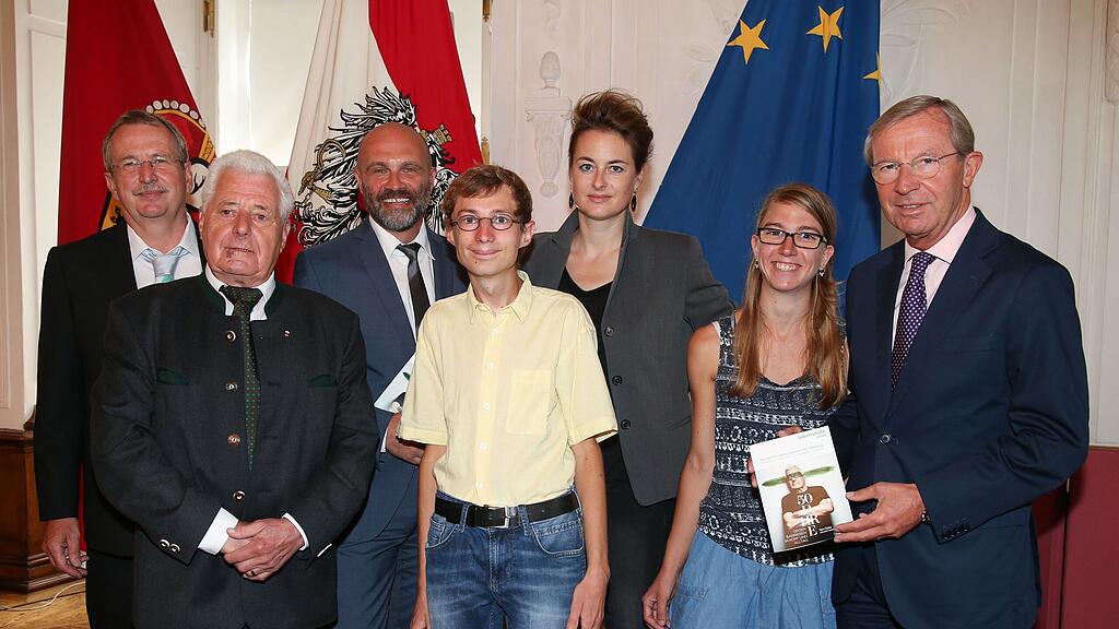 Im Bild (v.li.): Lebenshilfe-Präsident Michael Russ, Ehrenobmann Heinz Fischer, Geschäftsführer Guido Güntert, Johannes Hollweger (Lebenshilfe), Autorin Teresa Präauer, Jasmin Buschbacher (Lebenshilfe) und Landeshauptmann Wilfried Haslauer.