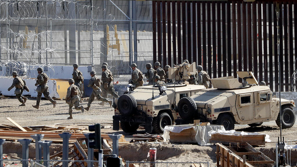 Migranten stürmen US-Grenze