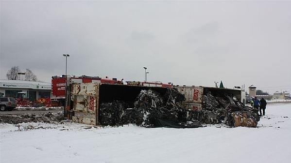 Lkw in Lambach umgekippt