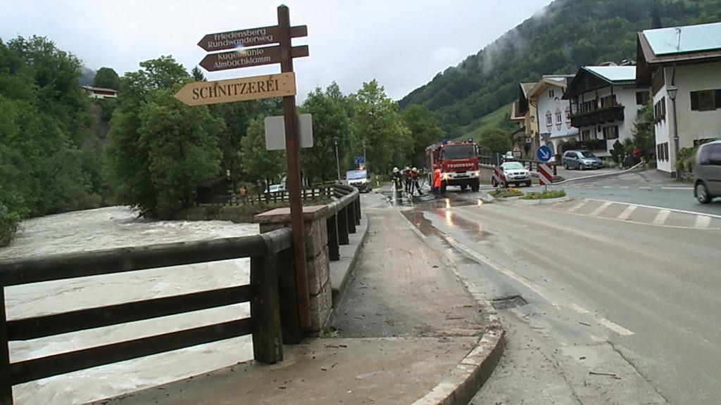 Aufräumarbeiten in Marktschellenberg