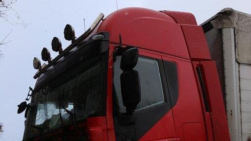 Lkw landet im Straßengraben