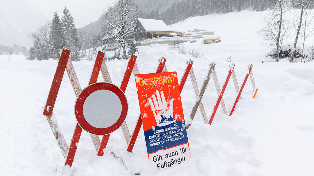 Sperre Schnee Symbolbild