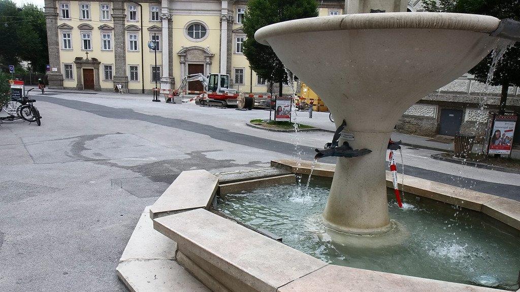 Brunnen nach Unfall beschädigt