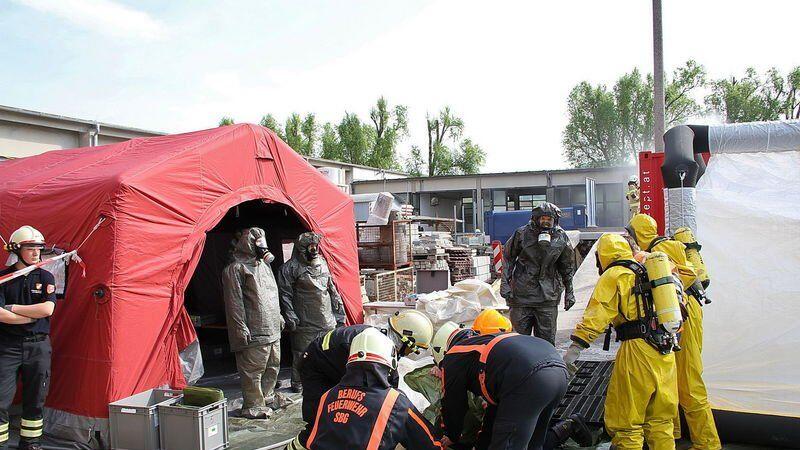 Auch der Umgang mit der Dekontaminationsstraße der Berufsfeuerwehr wurde erprobt.