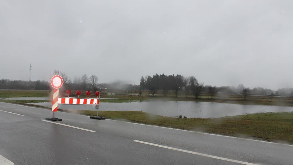 Tiroler Ache überflutet B 305