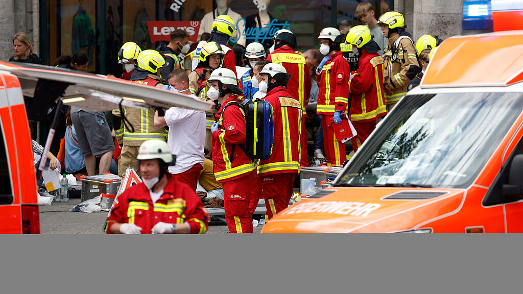 Berlin: Auto f\u00e4hrt in Menschenmenge II