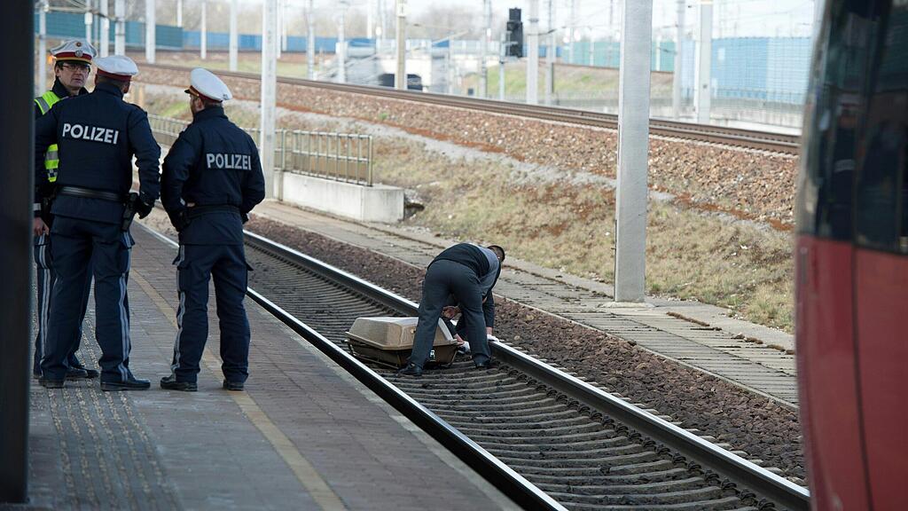 Am Linzer Bahnhof Ebelsberg ist ein Kinderwagen auf die Gleise gerollt.