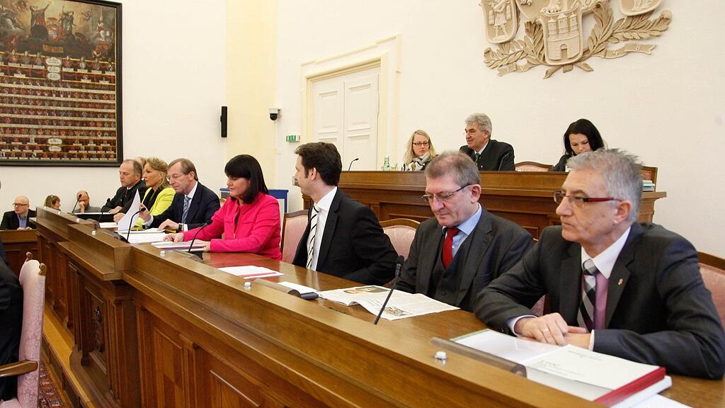 Die Regierungsparteien fixierten den Haushalt gegen die Stimmen der Opposition.