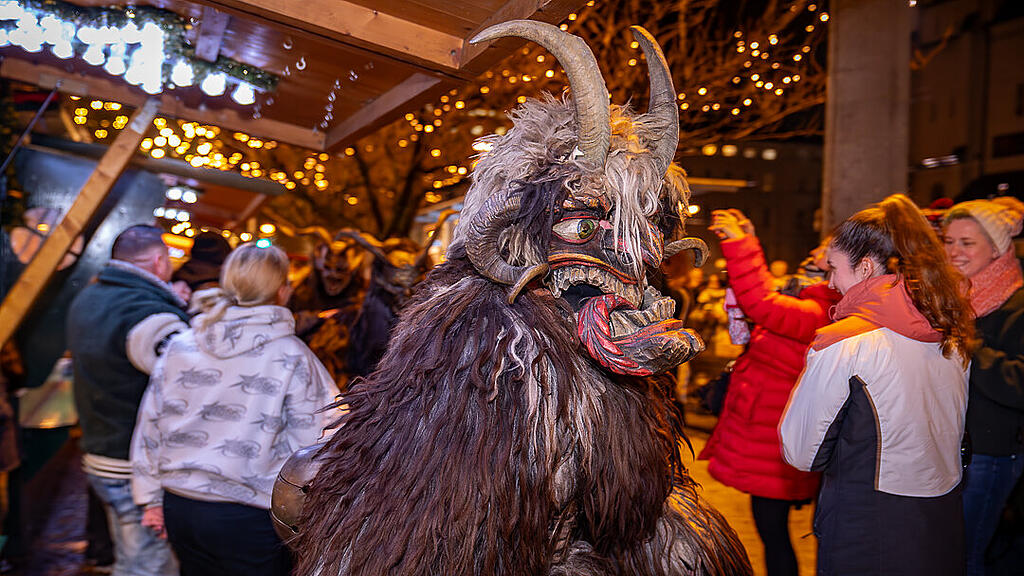 Alt Gnigler Krampusse beim Weihnachtsmarkt am Mirabellplatz