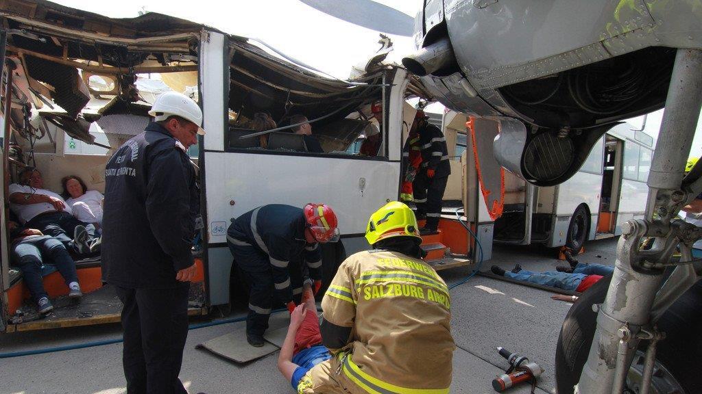 Flugzeug rammt Bus
