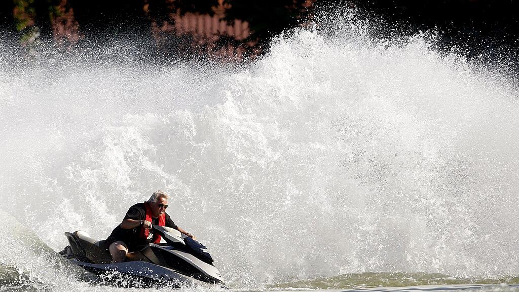 Mit Jetskis wie diesen versuchen Schlepper Migranten und Drogen zu schmuggeln.