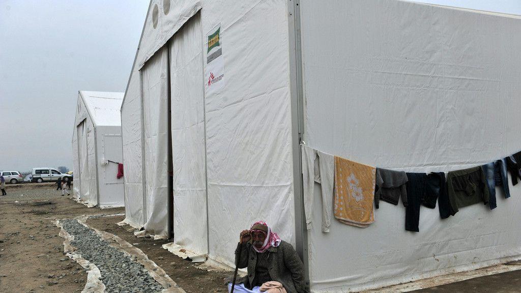 Flüchtlinge besetzen Bahnschienen bei Idomeni erneut