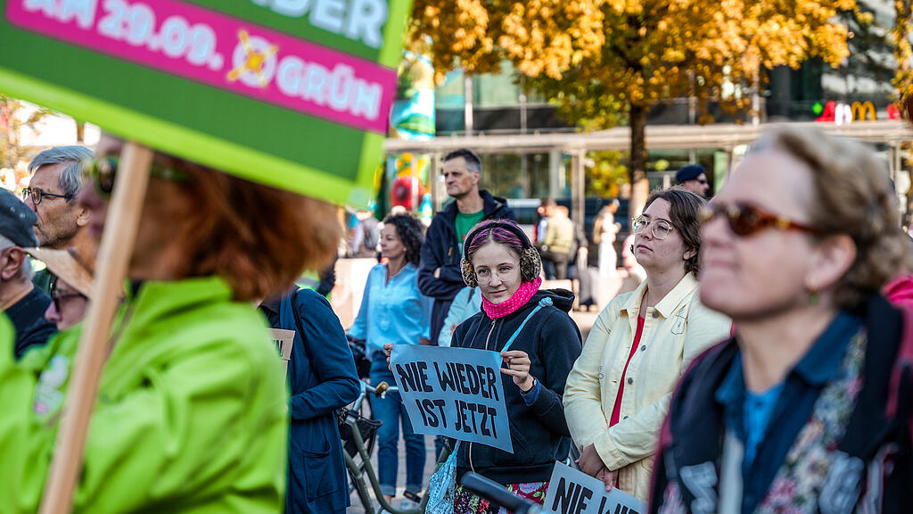 Demo "Zusammenhalten statt spalten" in der Stadt Salzburg