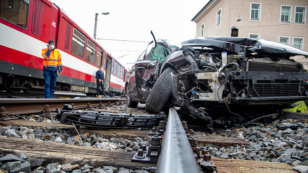 Pkw kontra Lokalbahn in Itzling