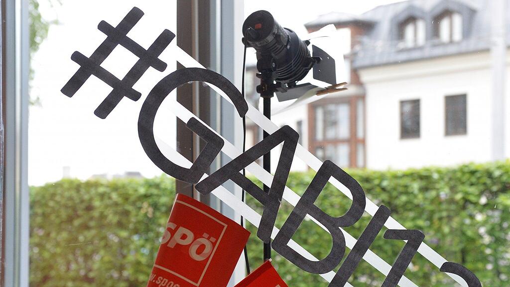 Ein Arrangement aus SPÖ-Fahnen und aufgeklebten Buchstaben zu "#GABI13" an einer Glasscheibe in der SPÖ-Parteizentrale.