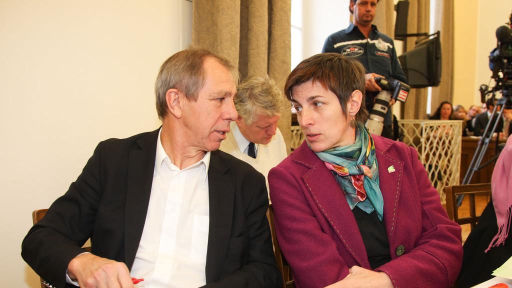 Die Grünen forderten am Mittwoch im Landtag, der Finanzausschuss des Landesparlaments solle für die Bestellung externer Experten einberufen werden. Im Bild: Fraktionssprecher der Grünen, Cyriak Schwaighofer und Grün-Abgeordnete Astrid Rössler.