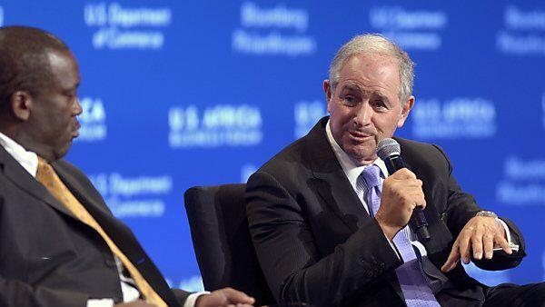 Schwarzman (r.) muss sich um Geld nicht sorgen