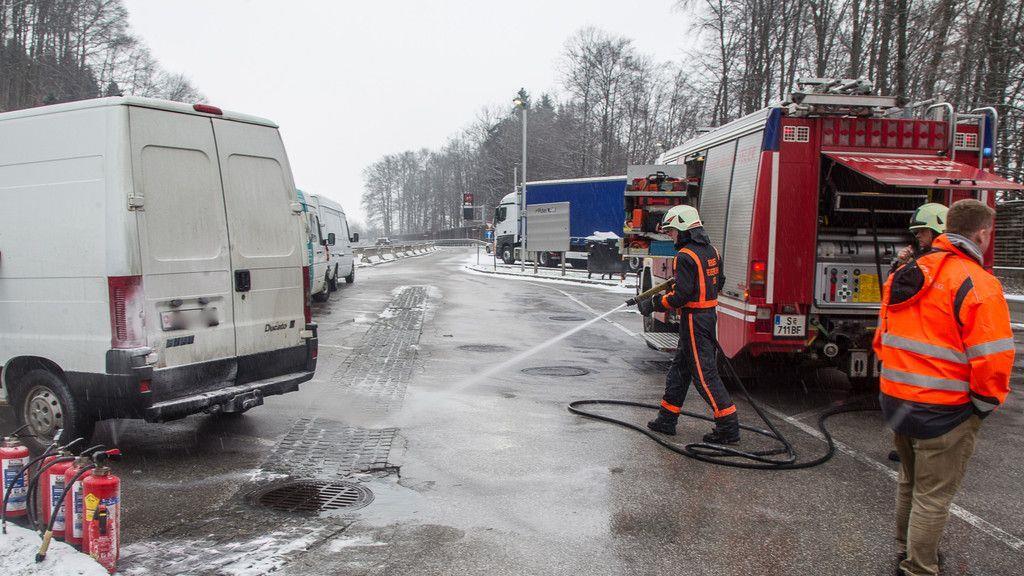 A1: Kleintransporter brennt auf Raststation Söllheim
