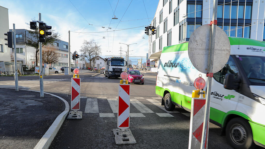 Baustelle für Geh- und Radweg auf Münchner Bundesstraße