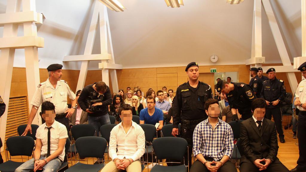 Bei dem Prozess am Landesgericht Salzburg wurden ein zur Tatzeit 17-jähriger, türkischstämmiger Lehrling als Haupttäter und sein 18-jähriger Cousin als Beitragstäter wegen Mordes an dem Großonkel und wegen Mordversuchs an dem Onkel zu zehn bzw. acht Jahren verurteilt.