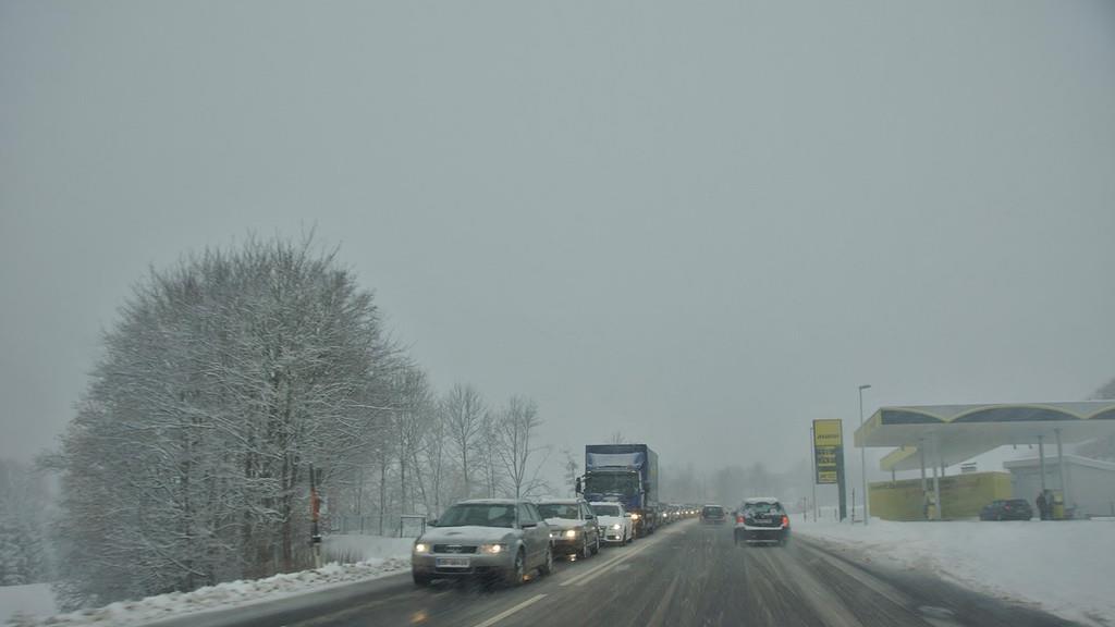 Schnee und Verkehrschaos auf den Straßen