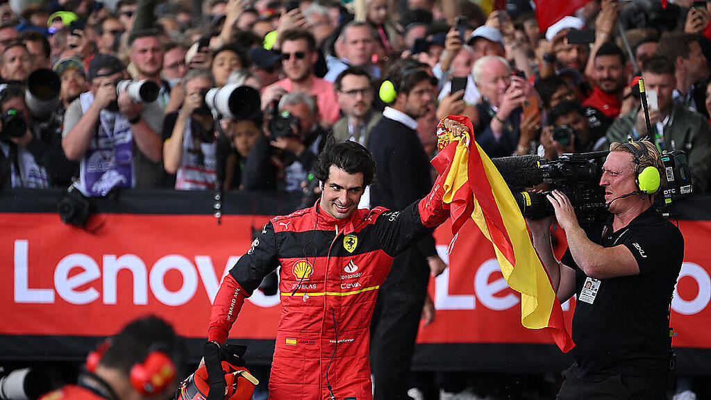 Carlos Sainz jubelte mit der spanischen Flagge