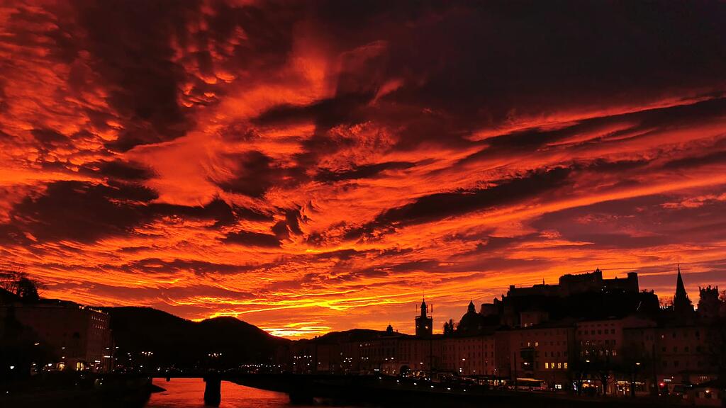 Wundersch\u00f6ner Sonnenaufgang \u00fcber Salzburg III