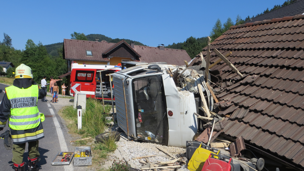 Das Gebäude, in dem sich ein Pkw und ein Motorboot befanden, stürzte in sich zusammen.